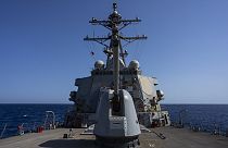 Egy amerikai rakétaromboló (USS Laboon) a Vörös-tengeren 2024. júniusában