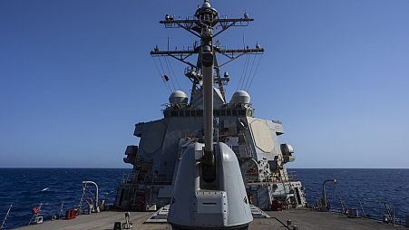Egy amerikai rakétaromboló (USS Laboon) a Vörös-tengeren 2024. júniusában