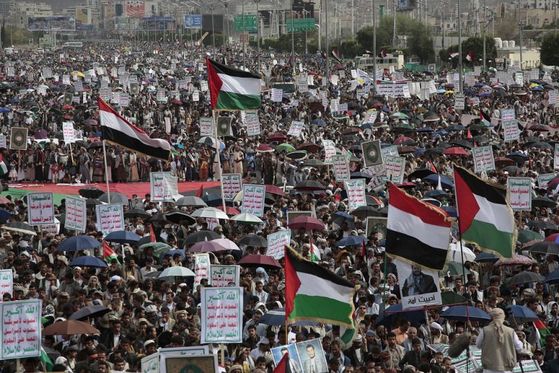 Des partisans houthis participent à des manifestations anti-israéliennes et anti-américaines à Sanaa, au Yémen, le 14 juin 2024.