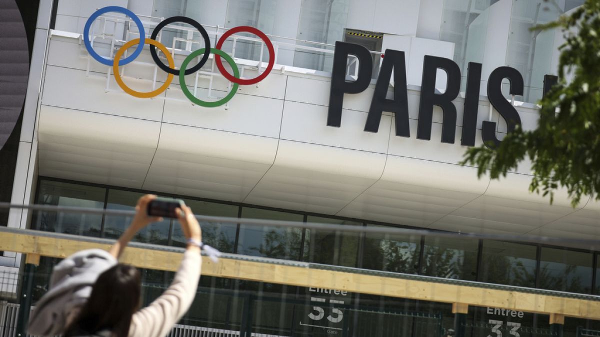 Une femme prend une photo de l'arène de Paris La Défense, mercredi 12 juin 2024 à Nanterre, en banlieue parisienne. 