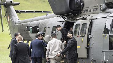 Президент Украины Владимир Зеленский выходит из вертолета Super Puma швейцарских ВВС после приземления в Оббюргене возле курорта Бюргеншток.