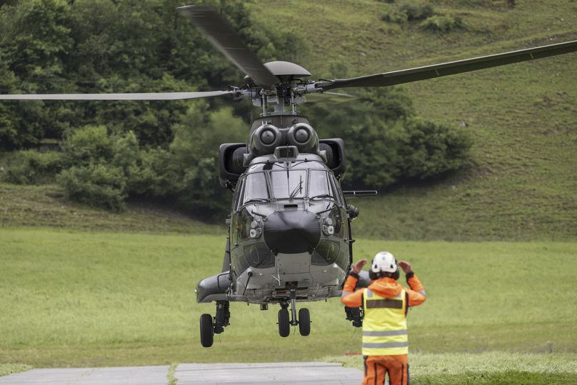 Um helicóptero Super Puma da Força Aérea Suíça, transportando o Presidente da Ucrânia, Volodymyr Zelenskyy, aterra em Obbuergen, perto do Buergenstock Resort, antes da Cimeira