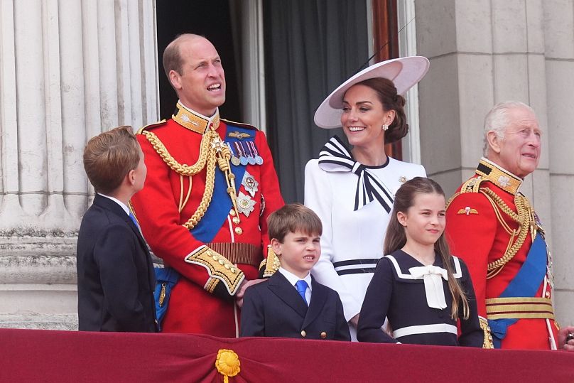 الأمير تشارلز الثالث إلى جانب أميرة ويلز كيت ميدلتون والأمير ويليام وأطفالهم الثلاثة 