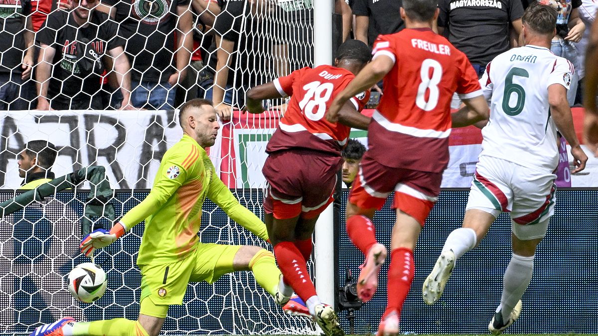 A svájci Kwadwo Duah gólt lő Gulácsi Péter kapujába a magyar-svájci mérkőzésen 2024. június 15-én
