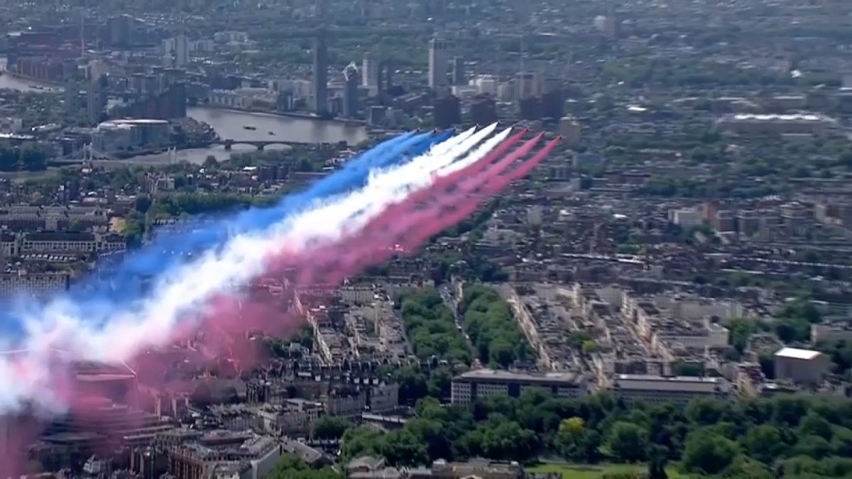 . فريق "السهام الحمراء" يزين سماء لندن بألوان العلم البريطاني