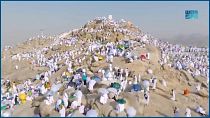  الحجاج يقفون على جبل عرفة 