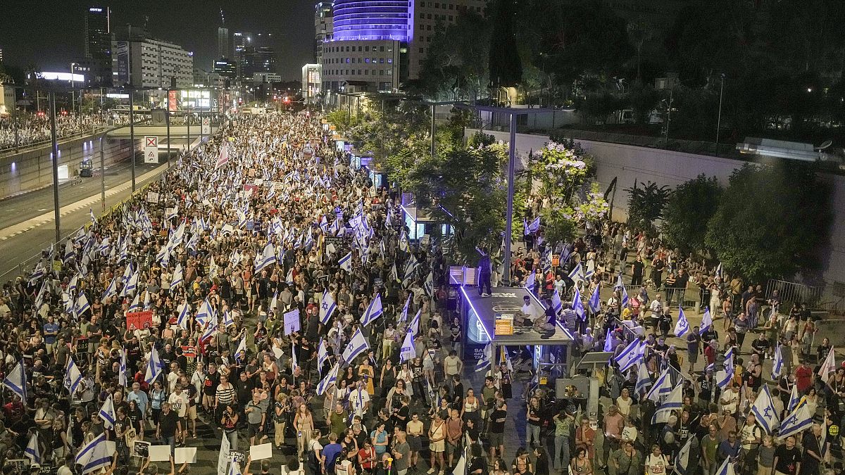 „Mindenki menjen haza”: Tel-Avivban ezrek követelik a Hamász által fogva tartott túszok szabadon bocsátását
