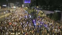 Menschen protestieren gegen die Regierung des israelischen Premierministers Benjamin Netanjahu und fordern die Freilassung von Geiseln, die in Gaza festgehalten werden, in Tel Aviv, 15. Juni 2024