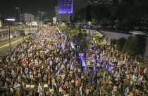 Люди протестуют против правительства премьер-министра Израиля Биньямина Нетаньяху и требуют освободить заложников, удерживаемых в секторе Газа. Тель-Авив, 15 июня 2024 года.