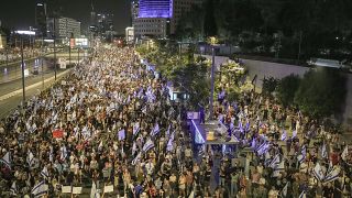 Des personnes manifestent contre le gouvernement du Premier ministre israélien Benjamin Netanyahu et appellent à la libération des otages détenus à Gaza à Tel Aviv, le 15 juin 2024.