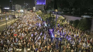 Persone protestano contro il governo del primo ministro israeliano Benjamin Netanyahu e chiedono la liberazione degli ostaggi detenuti a Gaza a Tel Aviv, 15 giugno 2024