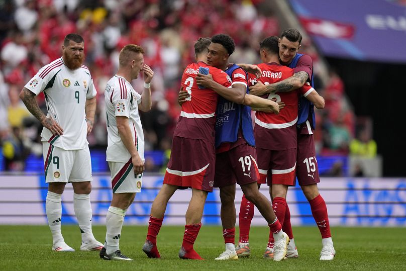 Les joueurs de la Suisse célèbrent leur victoire lors d'un match du groupe A contre la Hongrie à Cologne, le 15 juin 2024.