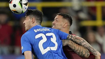 Alessandro Bastoni, che ha segnato il secondo gol dell'Italia, toglie il pallone all'albanese Rey Manaj al debutto agli Europei in Germania vinto dagli azzurri 3 a 1 sabato 