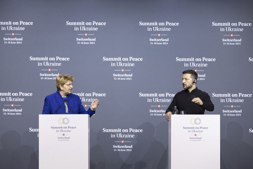 Presidente da Suiça (esq.) e Zelenskyy na Cimeira da Paz