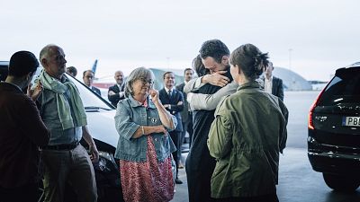 Johan Floderus trifft seine Familie am Flughafen Arlanda in Stockholm wieder, 15. Juni 2024