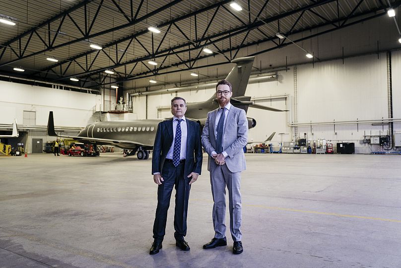 Saeed Azizi (esq.) e Johan Floderus juntos no aeroporto de Arlanda, em Estocolmo, Suécia, no sábado, 15 de junho de 2024