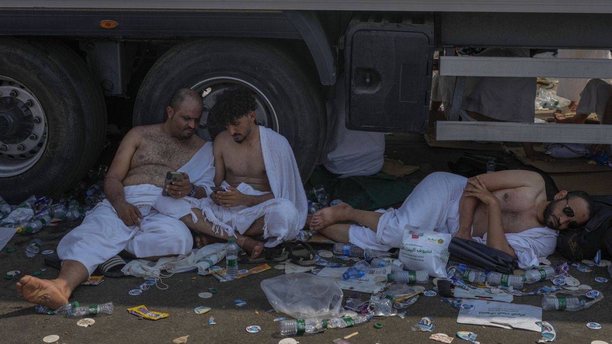 Müslüman hacılar, yıllık hac ziyaretinin ikinci gününde, Suudi Arabistan'ın kutsal şehri Mekke yakınlarındaki Arafat'ta dinleniyor, 15 Haziran 2024, Cumartesi