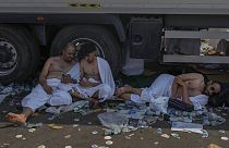 Des pèlerins du Hajj s'abritant du soleil