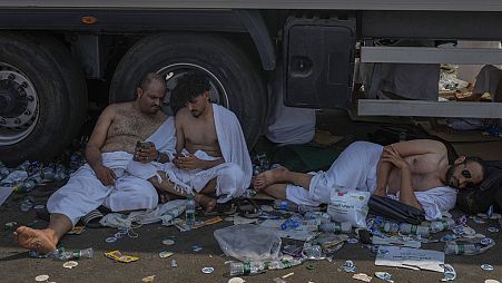 Müslüman hacılar, yıllık hac ziyaretinin ikinci gününde, Suudi Arabistan'ın kutsal şehri Mekke yakınlarındaki Arafat'ta dinleniyor, 15 Haziran 2024, Cumartesi