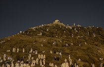 الحجاج المسلمون يتجمعون على قمة التلة الصخرية المعروفة بجبل الرحمة في سهل عرفات