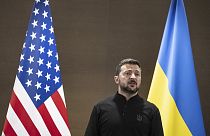 Ukrayna Devlet Başkanı Volodymyr Zelenskyy, Temmuz 2024'te İsviçre'nin Obbürgen kentinde düzenlenen Ukrayna'da Barış Zirvesi sırasında ABD ile ikili bir görüşme yapmadan önce etrafına bakıyor.