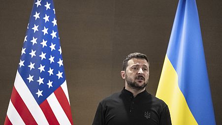 Ukrayna Devlet Başkanı Volodymyr Zelenskyy, Temmuz 2024'te İsviçre'nin Obbürgen kentinde düzenlenen Ukrayna'da Barış Zirvesi sırasında ABD ile ikili bir görüşme yapmadan önce etrafına bakıyor.