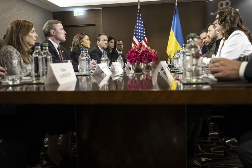 El asesor de seguridad de Estados Unidos, Jake Sullivan, y la vicepresidenta de Estados Unidos, Kamala Harris, conversan durante una reunión bilateral con Zelenski.