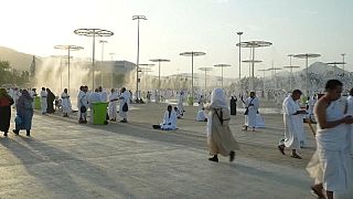 À la Mecque, les pèlerins en quête de fraîcheur 