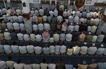 مسلمون سنة راقيون يؤدون صلاة أول أيام عيد الأضحى في مسجد البصرة،