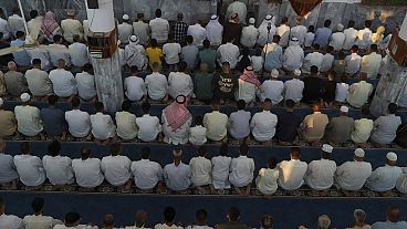 مسلمون سنة راقيون يؤدون صلاة أول أيام عيد الأضحى في مسجد البصرة،