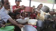 Palestinesi ricevano aiuti alimentari a Khan Younis, nella Striscia di Gaza (15 giugno 2024)