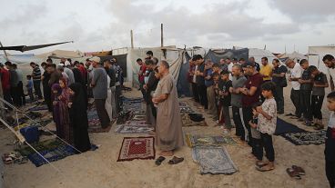 فلسطينيون في غزة يؤدون صلاة عيد الأضحى في مخيم بمدينة خان يونس 16/06/2024