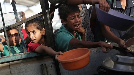 أطفال ينتظرون الحصول على الطعام في غزة 
