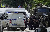 Russische Polizisten und Angehörige der russischen Nationalgarde "Rosgwardija" am Sonntag, 16. Juni 2024, unweit eines Untersuchungsgefängnisses in Rostow am Don. 
