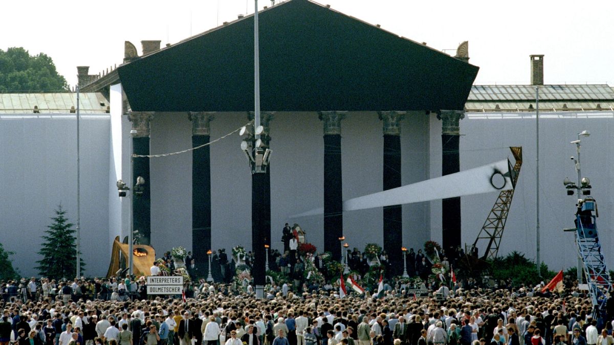 1989 júius 16.: Ünnepélyes tiszteletadás az 1956-os mártírok koporsóinál, a Hősök terén felállított ravatalnál