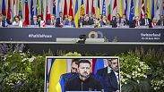 Ukrayna Devlet Başkanı Volodymyr Zelenskyy, 16 Haziran 2024 Pazar günü İsviçre'nin Obbürgen kentinde düzenlenen Ukrayna Barış Zirvesi'nin genel oturumu sırasında ekranda görülüyor