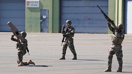 تمرین سربازان در یک پایگاه نظامی در مرکز فرانسه برای مقابله با پهپادها به تاریخ ۲۲ مارس ۲۰۲۴