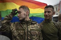 جنود من مجتمع المثليين يشاركون في مسيرة فخر في كييف، أوكرانيا