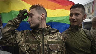 جنود من مجتمع المثليين يشاركون في مسيرة فخر في كييف، أوكرانيا