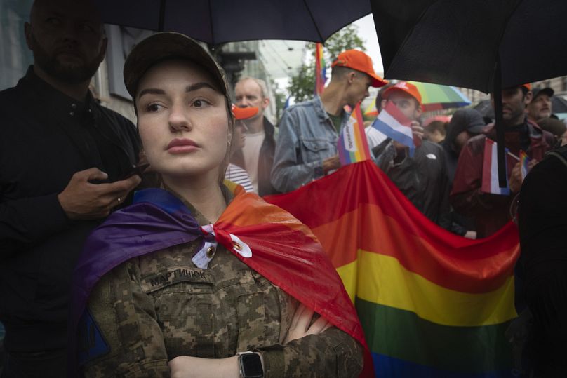 جندية ملفوفة بعلم المثليين تحضر مسيرة فخر في كييف