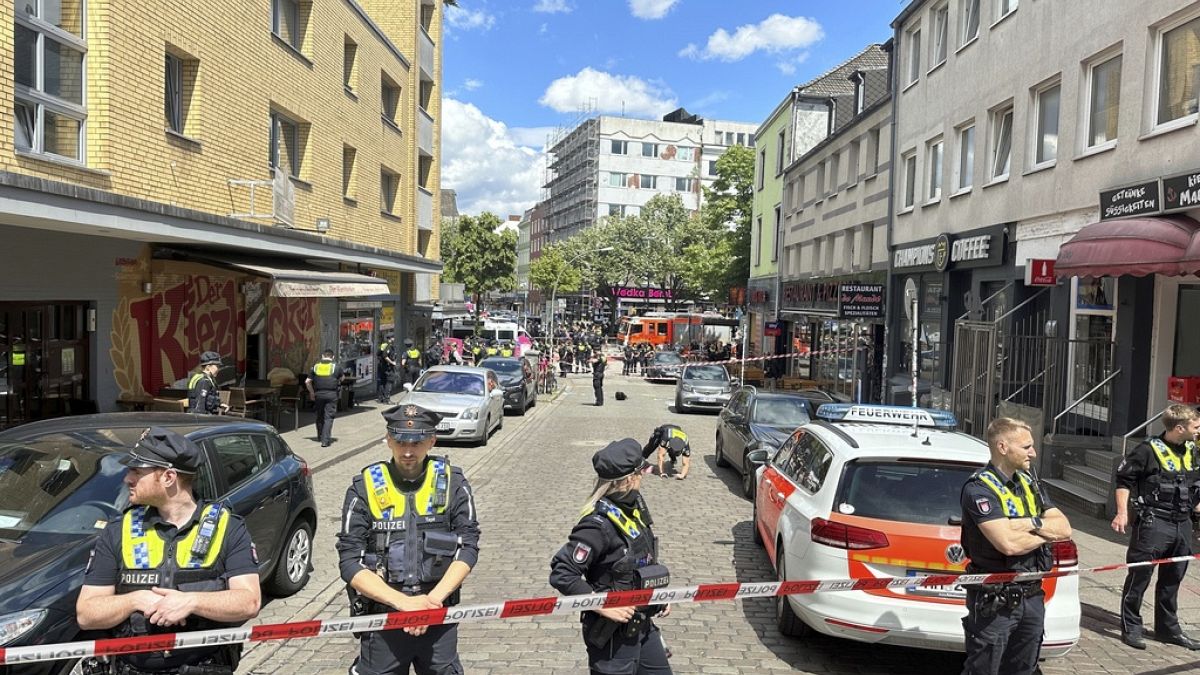 Hamburgi rendőrök a támadás helyszínén