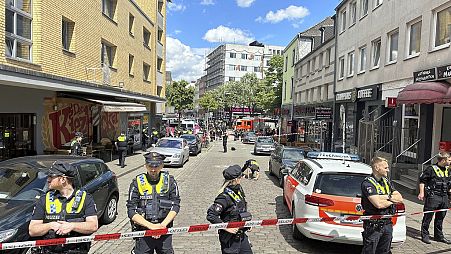 Un uomo ha tentato di ferire dei tifosi nel centro di Amburgo prima di essere di essere ferito e fermato dalla polizia
