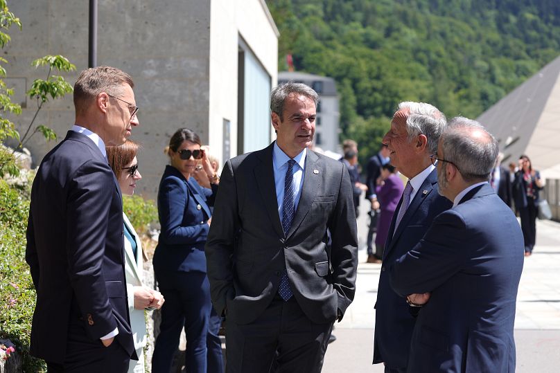 Επαφές του Έλληνα πρωθυπουργού με ηγέτες, στο περιθώριο της διάσκεψης για την ειρήνη στην Ουκρανία