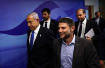 وزير المالية الإسرائيلي بتسلئيل سموتريتش إلى جانب رئيس الوزراء بنيامين نتنياهو 