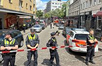 پلیس آلمان در  محل شلیک به مرد تبر ب ه‌دست در هامبورگ ۱۶ ژوئن ۲۰۲۴