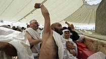 Des pèlerins musulmans jettent des pierres sur des piliers lors de la lapidation symbolique du diable, à Mina, en Arabie saoudite, le dimanche 16 juin 2024.