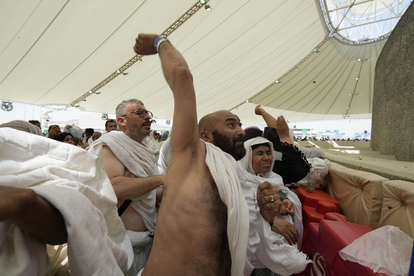 Muslimische Pilger werfen bei der symbolischen Steinigung des Teufels, dem letzten Ritus der jährlichen Hadsch, in Mina, Saudi-Arabien, am 16. Juni 2024 Steine gegen Säulen.