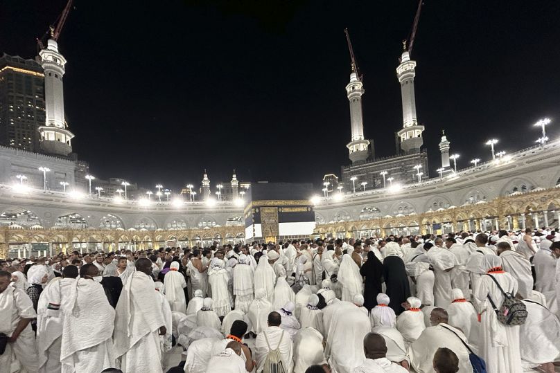 Peregrinos muçulmanos circundam a Kaaba, o edifício cúbico da Grande Mesquita, durante a peregrinação anual do Hajj em Meca, na Arábia Saudita, no domingo.