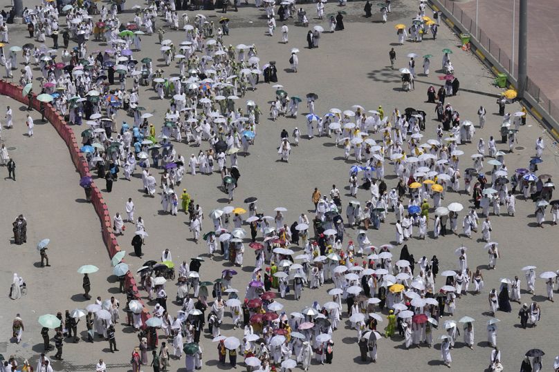 Pellegrini musulmani arrivano per lanciare pietre contro i pilastri nella simbolica lapidazione del diavolo, rito dell'annuale hajj, a Mina, in Arabia Saudita 16/06/2024