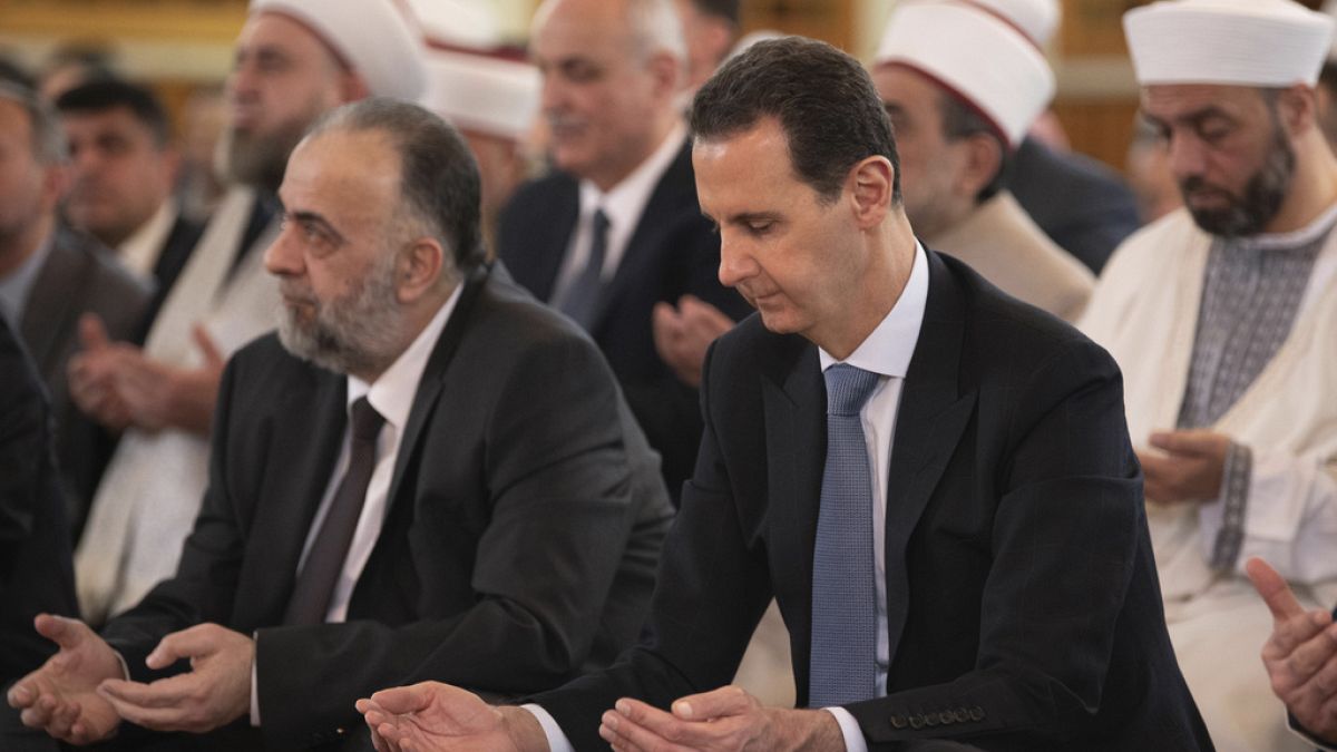 الرئيس السوري بشار الأسد يصلي في عيد الفطر
